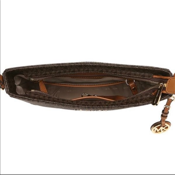 Michael Kors LG MESSENGER Crossbody BROWN - Picture 4 of 8